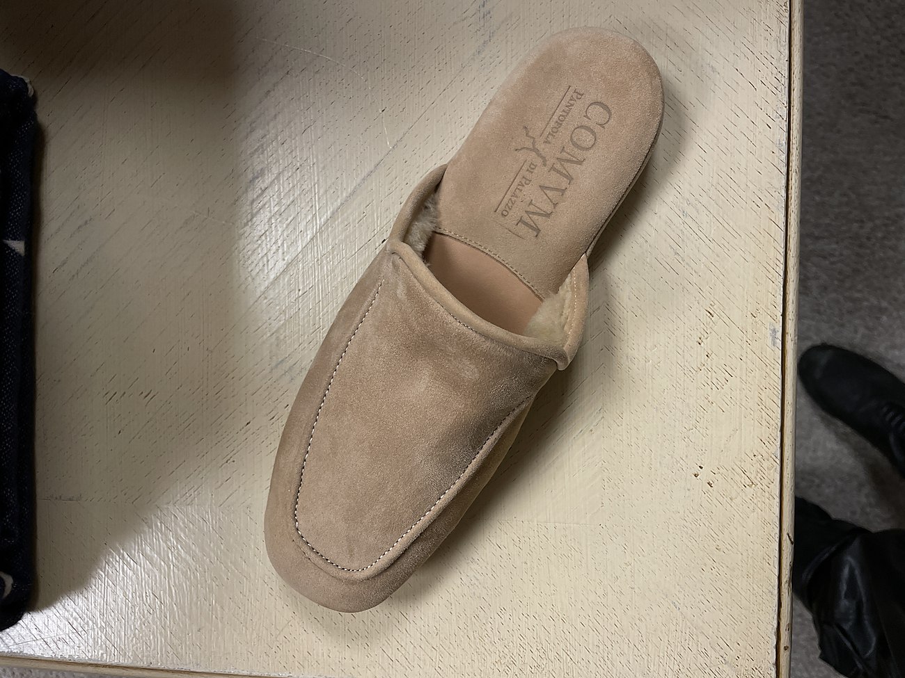 Sand suede slipper with the COMVM mark