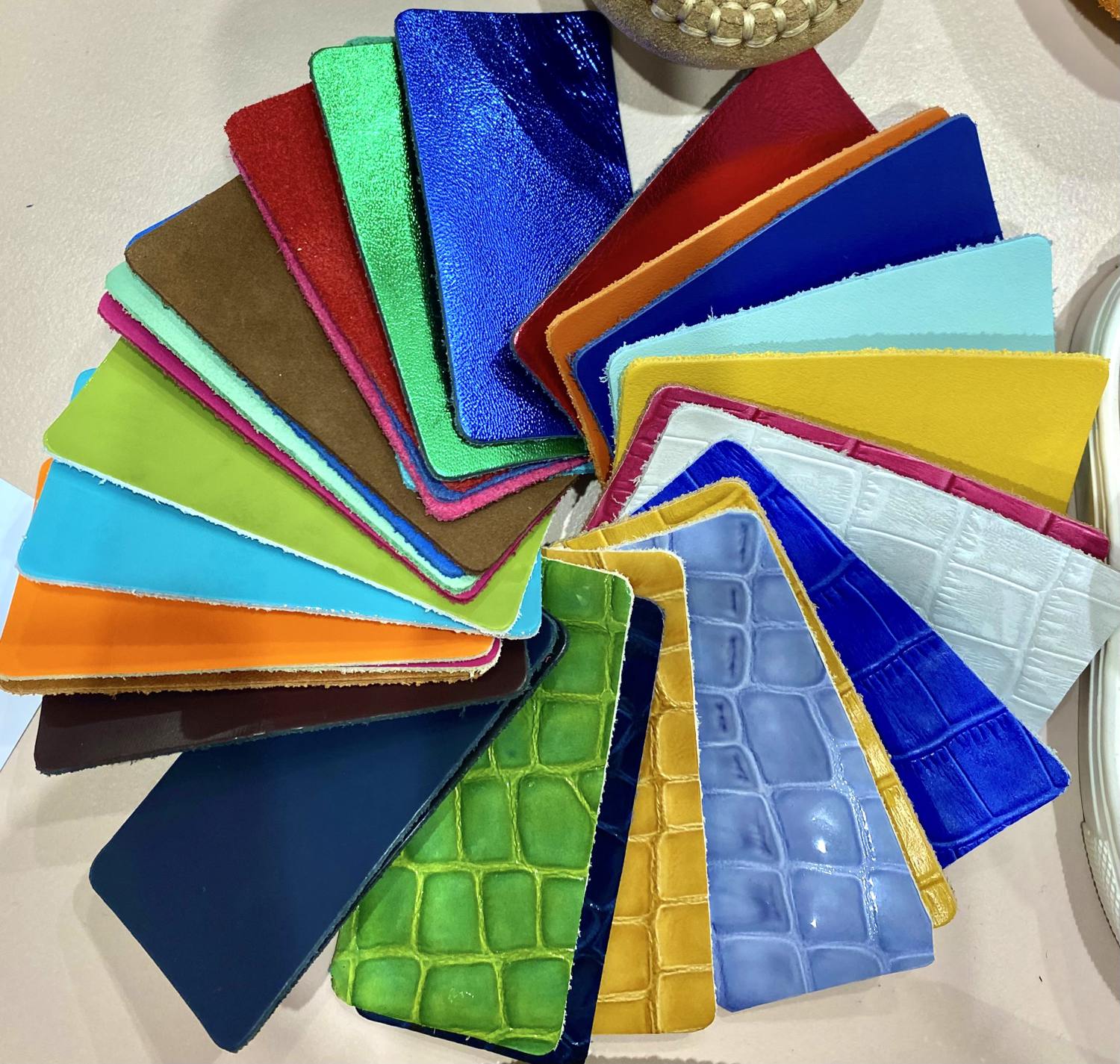 Leather swatch fan, colour selection on the fair floor