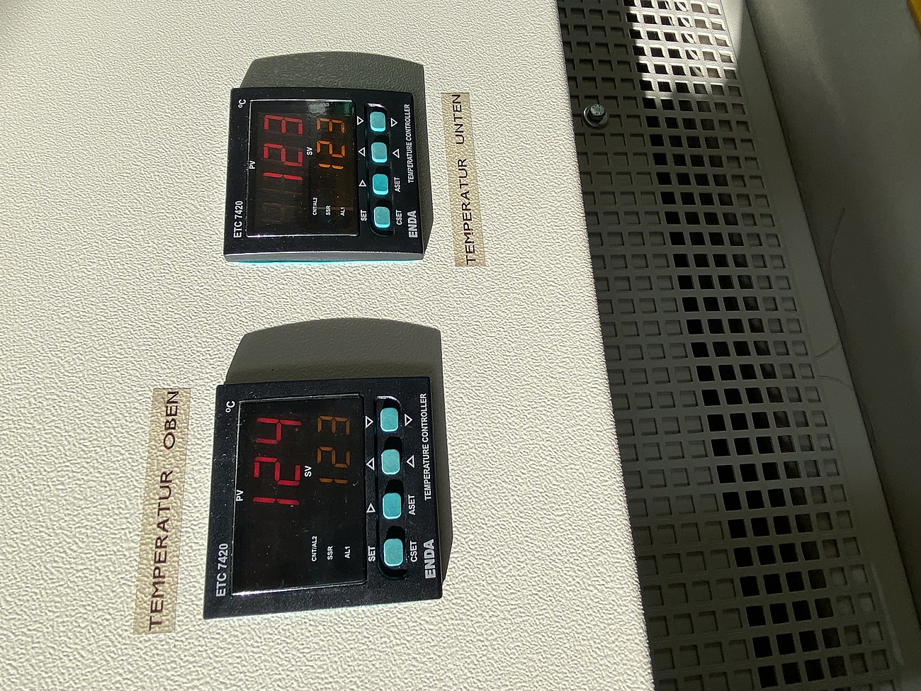 Two temperature controllers reading 123 and 124 °C, labelled upper and lower