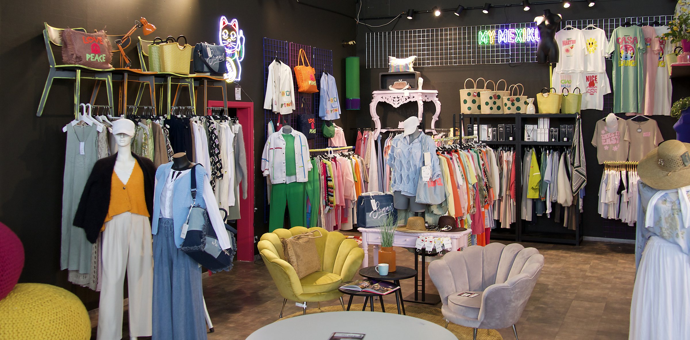 The finished floor: rails, seating, display tables and the painted MyMexiko wall